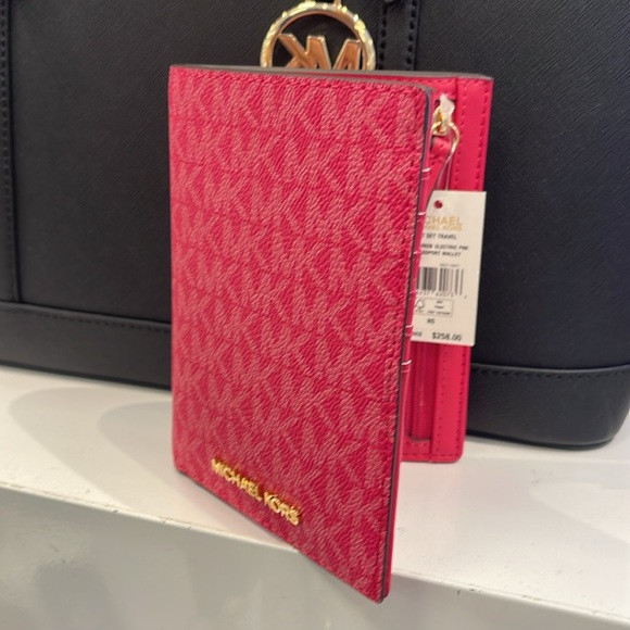 Michael Kors Jet Set Travel Passport Wallet
Electric Pink Signature NWT - Picture 14 of 16